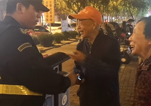 長(cháng)興島宗保治安巡邏，撿到手機，及時(shí)歸還失主