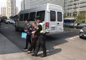 關(guān)愛(ài)老人，從我做起----陸家嘴城管隊員幫扶重陽(yáng)節聚餐老人
