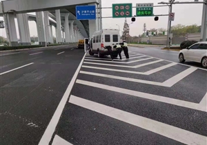 車(chē)輛拋錨堵交通，宗保特保來(lái)相助 --閔行輔警項目相助拋錨車(chē)輛