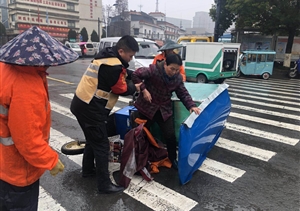 老人倒地扶不扶？民泰特保告訴你答案！ --浙江民泰星橋市容項目攙