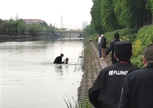 有驚無(wú)險！宗保特保勇救跳河輕生女子 --張江輔警隊員勇救跳河輕生