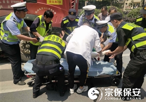 路遇交通事故，特保出手相助----閑林項目救助車(chē)禍傷者