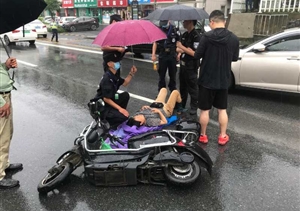 執勤突遇交通事故  急伸援手冒雨施救 ——民泰公司駐閑林輔警項目