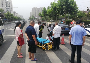 車(chē)禍有人受傷痛苦  警保聯(lián)手施救受贊--周浦市容隊員協(xié)助救車(chē)禍傷