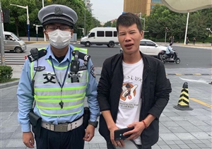 失主大意丟手機 輔警歸還獲稱(chēng)贊--閔行虹橋交通輔警撿到手機