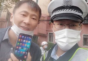 輔警護校撿手機  拾金不昧歸原主--虹橋交通輔警項目隊員撿到手機