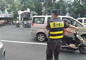 男子情緒失控欲跳樓 隊員警惕報警化險情 —三林市容項目隊員發(fā)現