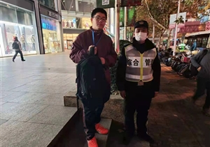隊員巡邏撿背包 及時(shí)歸還獲感謝—陸家嘴綜合管理項目隊員撿到背包